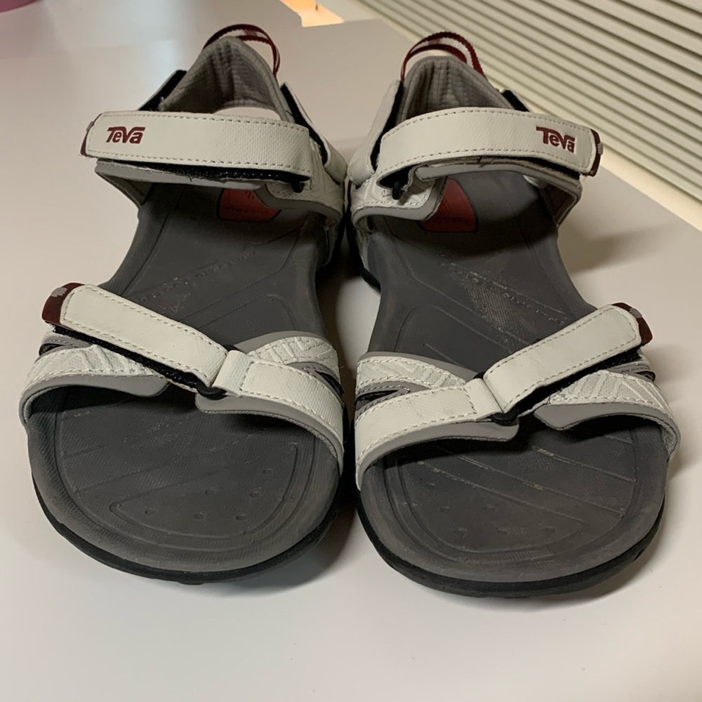 Teva  ShocPad Technology Sandals sz 9